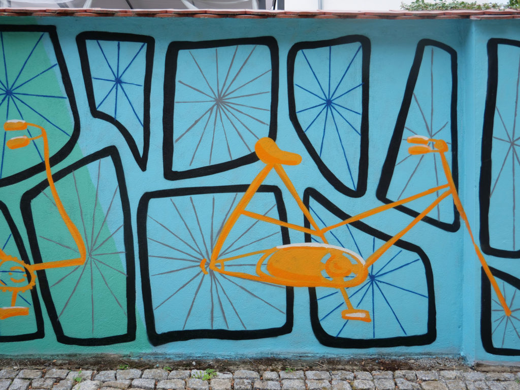 Graffiti-Weltrad-Außenmauer-Fahrräder