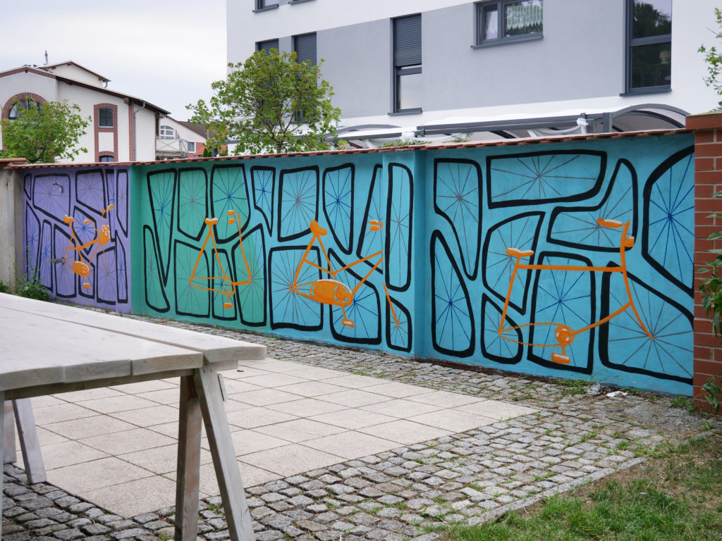 Fahrrad-Graffiti-Weltrad-Außenmauer-Fahrräder