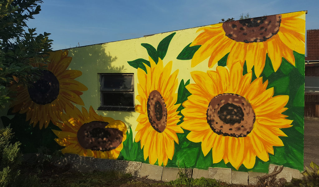 Sonnenblumen Graffiti auf einer Garage
