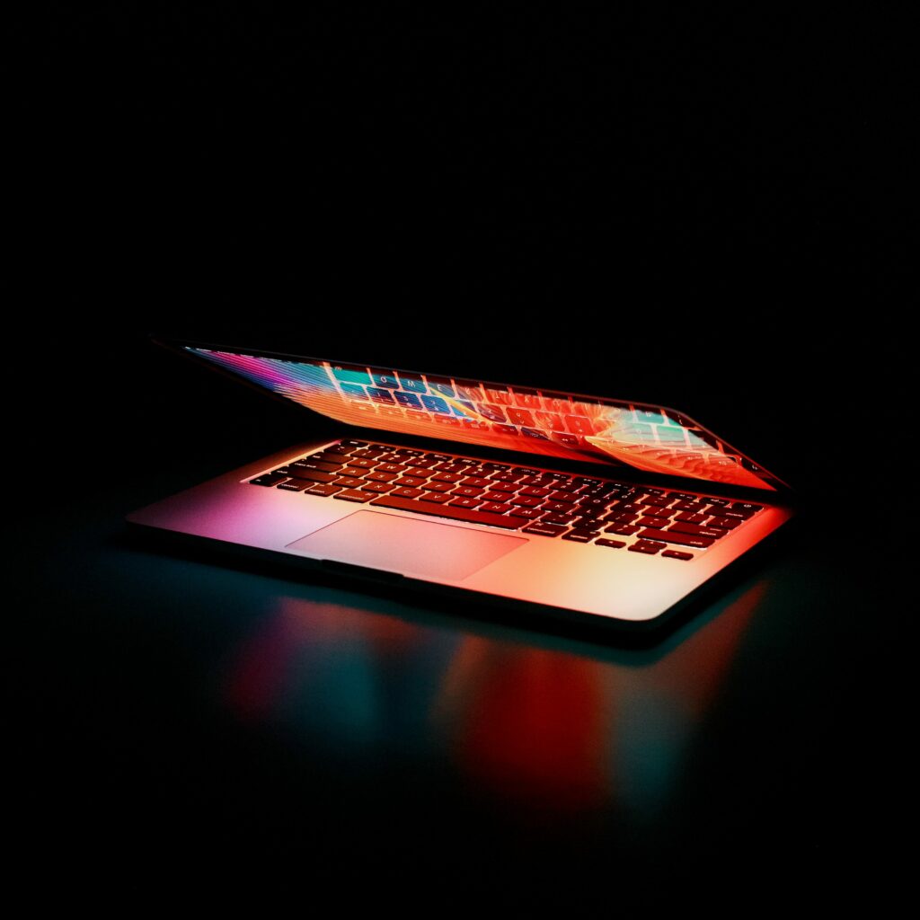 Laptop mit leuchtenden Farben